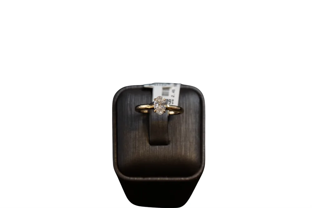 0,61 KARAT OVAL KESİM NARİN PIRLANTA YÜZÜK